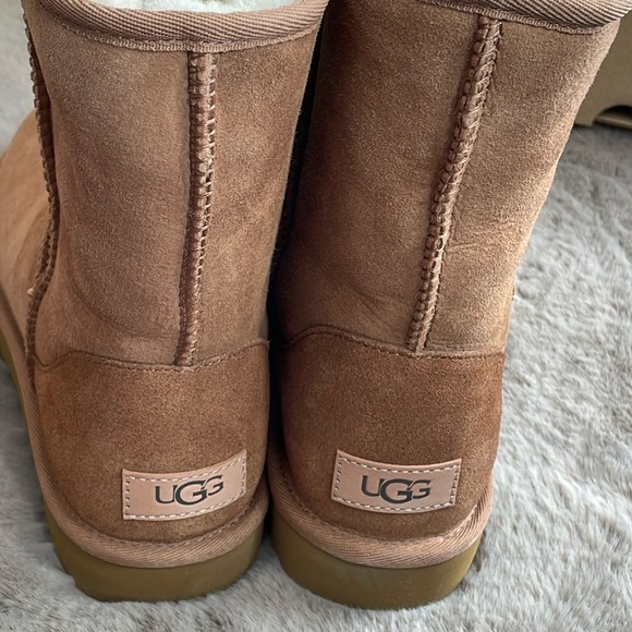 UGG - Women’s Classic Short ll / Winter Boots - Picture 2 of 7